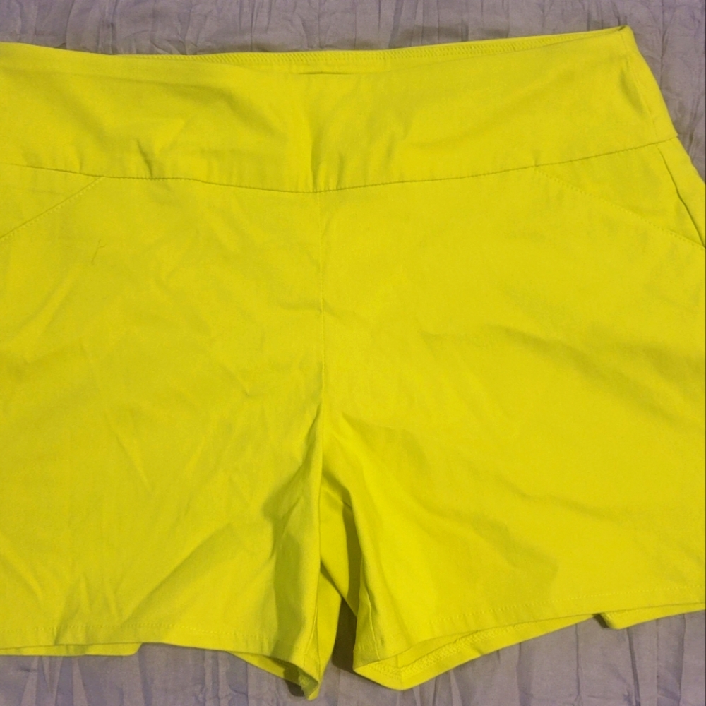 Versona Size 8 Neon Yellow shorts